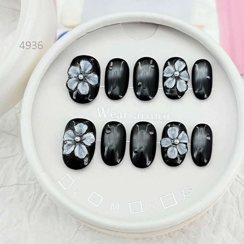 zb34..A collection of almond-shaped and square-shaped wearable nails