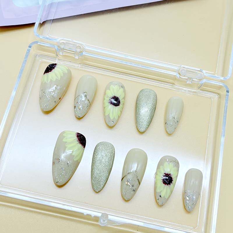 zb65..A display board featuring 24 different styles of fashionable and trendy nail art.