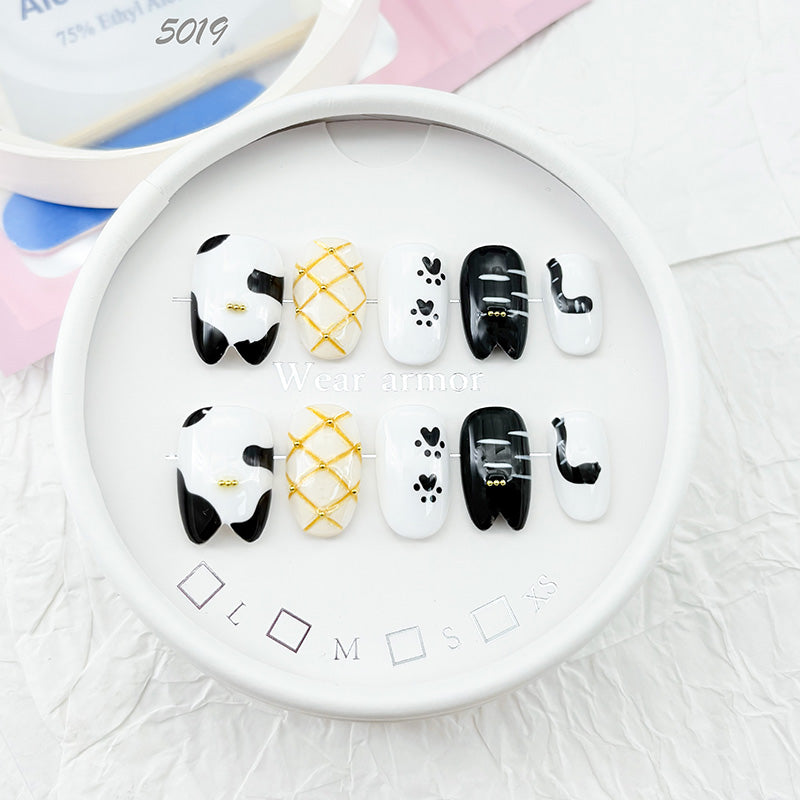 zb35..A variety of choices for almond-shaped and square-shaped wearable nails.