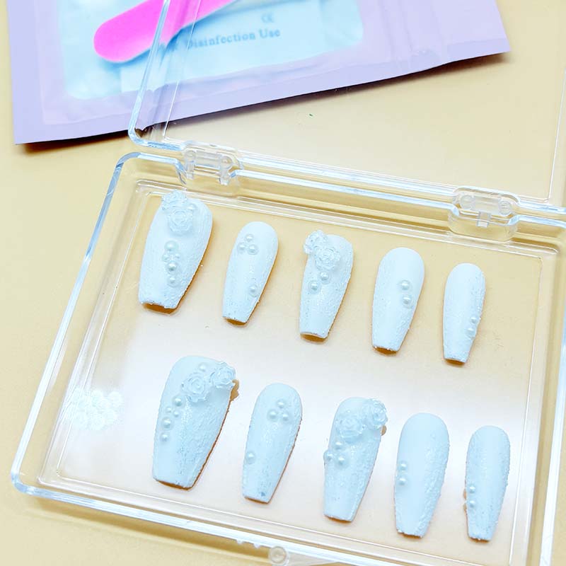 zb65..A display board featuring 24 different styles of fashionable and trendy nail art.