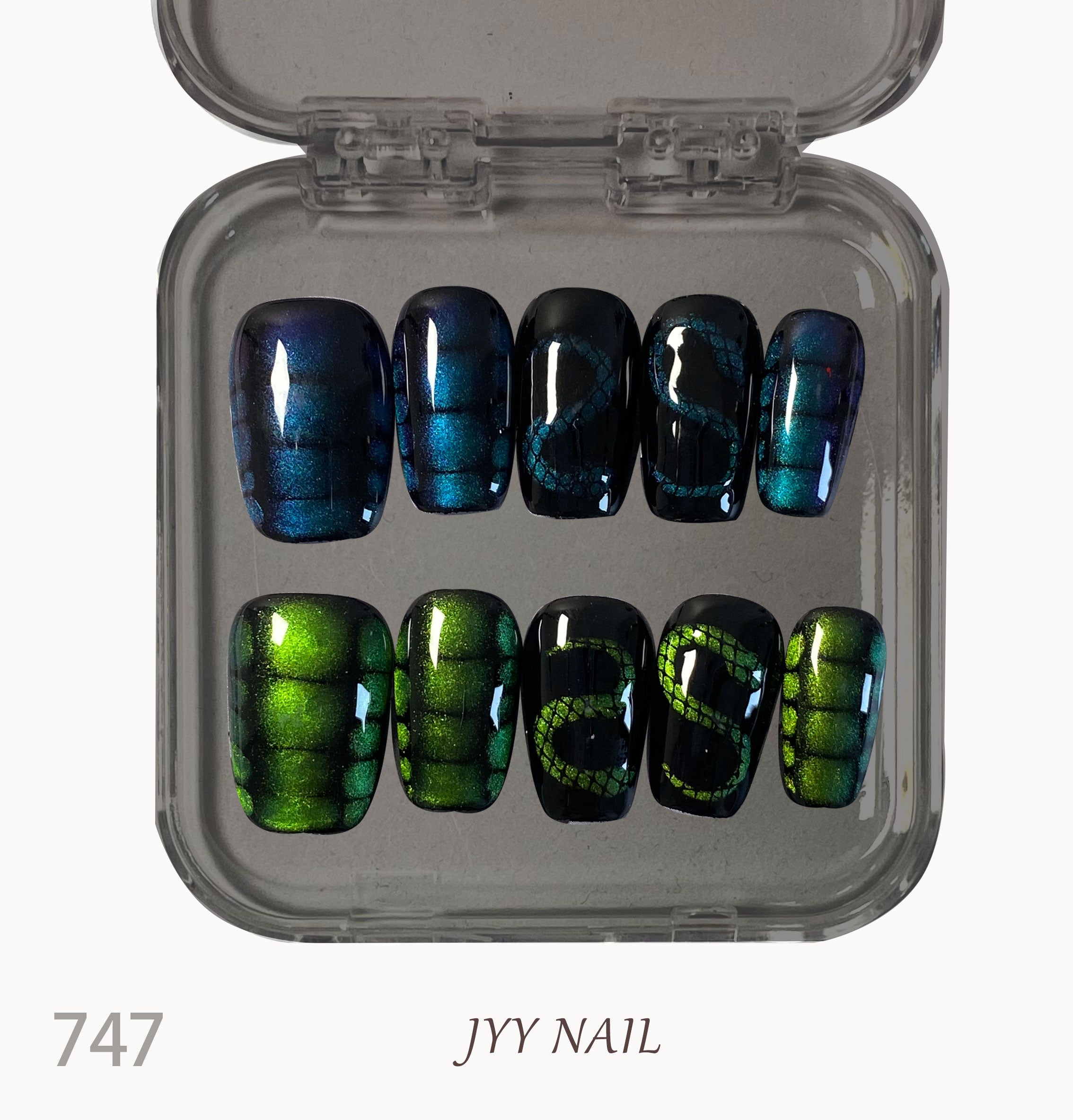 A747Blue and green snake print：Hand-painted blue and green snake nails